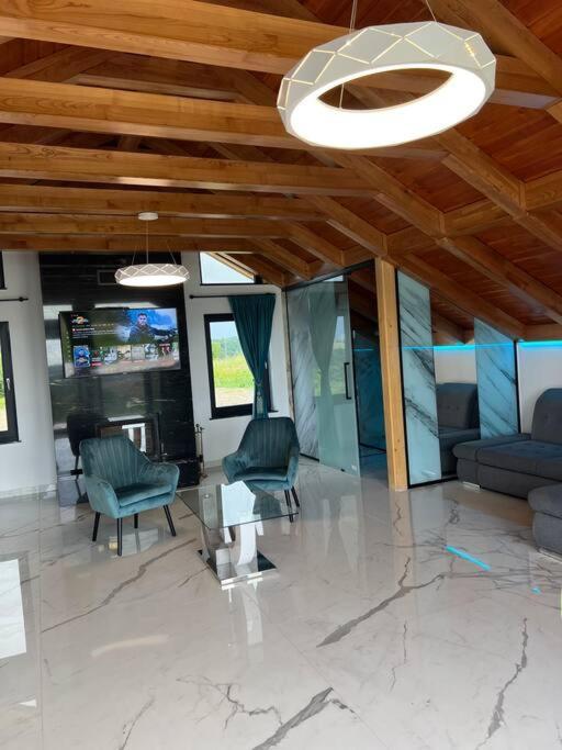 Casa Moderna In Sinteu - Intersectia Intre Modern Si Linistea Naturii Huta Voivozi Exterior foto