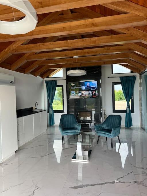 Casa Moderna In Sinteu - Intersectia Intre Modern Si Linistea Naturii Huta Voivozi Exterior foto